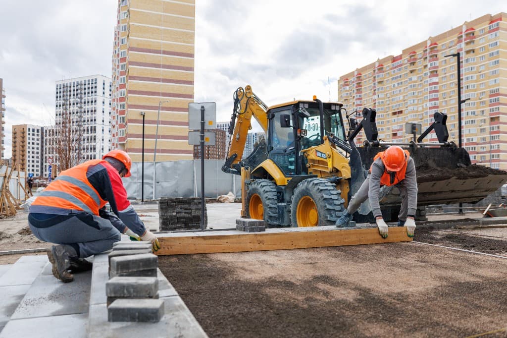 Забор и благоустроенная дорожка
